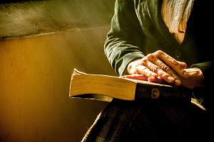 Mãos sobre Bíblia. Fonte: https://pxhere.com/pt/photo/615325